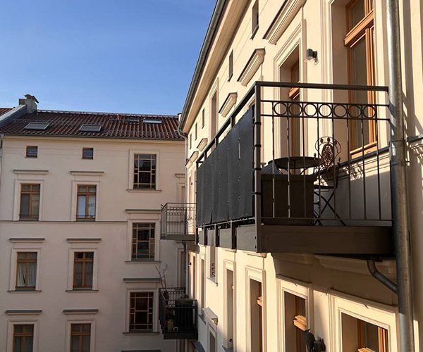 Balkon mit Solaranlage