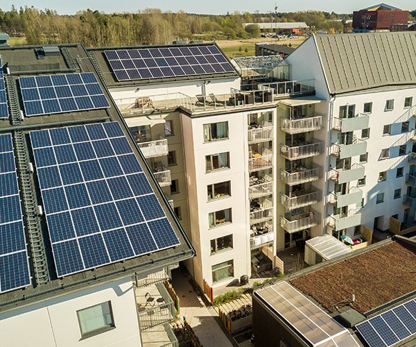 Photovoltaikanlage auf einem Mehrfamilienhaus